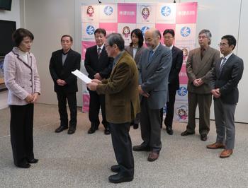 木津川市公共施設等総合管理計画について答申書を提出している様子