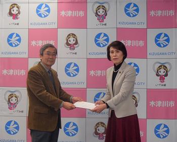 第3次木津川市行財政改革大綱について会長から市長に答申書を手渡ししている様子