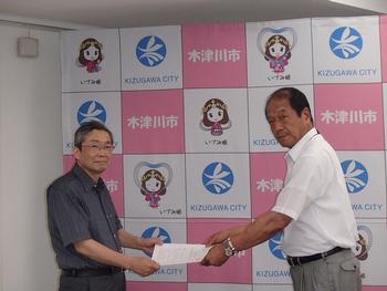 第3次木津川市行財政改革大綱について諮問書を会長に手渡ししている様子