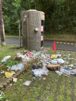 ゴミが散乱している様子