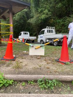 真ん中で折れているコーンバーの写真