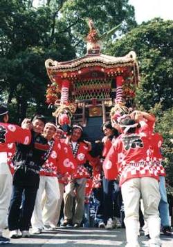 2年に1度の例祭でくりだす「ずいきみこし」の様子