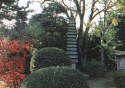 境内の石造十三重の塔