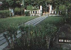 伝王仁墓と史跡周辺の写真