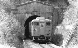 大住から長尾間、旧線の大谷トンネルの写真