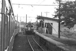 電車からディーゼルへの乗換え(長尾駅)の写真