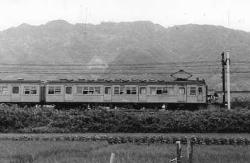 四条畷付近を走るクモハ31 後ろは飯盛山の写真