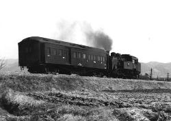 C11蒸気機関車の牽く客列車の写真