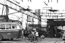 大阪市営トロリーバスとの交叉踏切 鴫野駅地上線の頃の写真