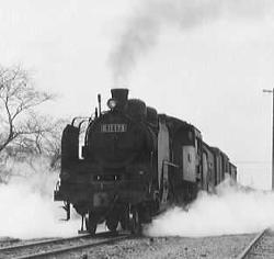 田辺駅を発車する晩年の貨物列車の写真