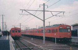 電化試運転電車とディーゼルカーとのすれ違いの写真