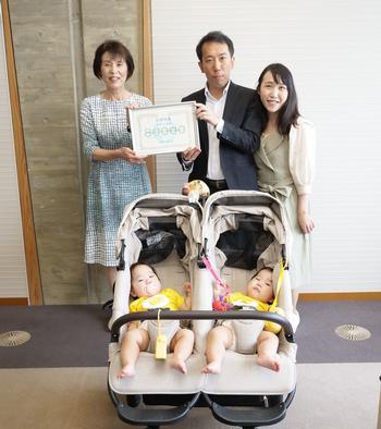 岩永さんご一家、市長の記念撮影
