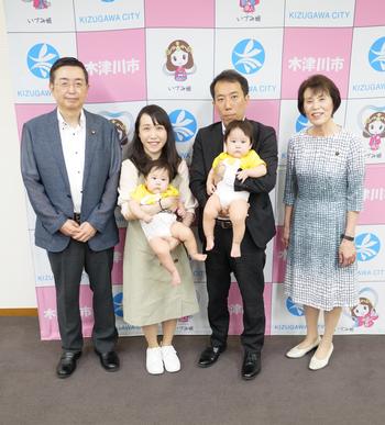 岩永さんご一家、市長、議長の記念撮影