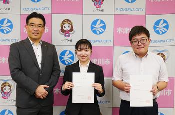 市長と栗本幸音さんと川崎秦名さんの写真