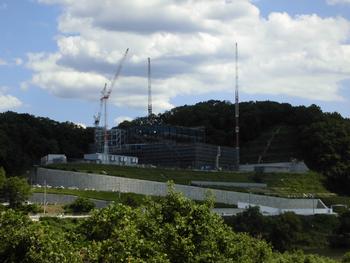 木津川対岸から撮影した施工中（平成29年6月）の様子