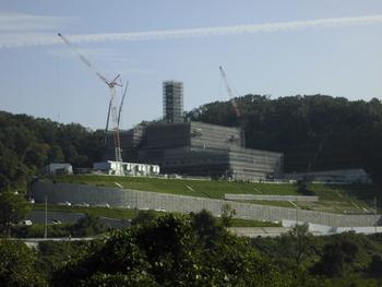 木津川対岸から撮影した施工中（平成29年10月）の様子