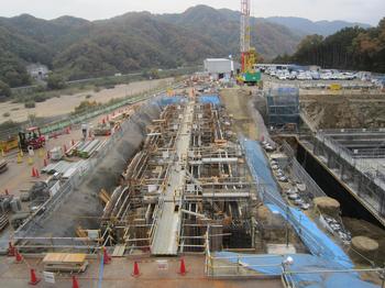 プラットホーム地下部施工中（平成28年11月）の様子