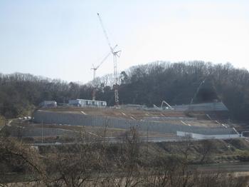 木津川対岸から撮影した施工中（平成29年2月）の様子