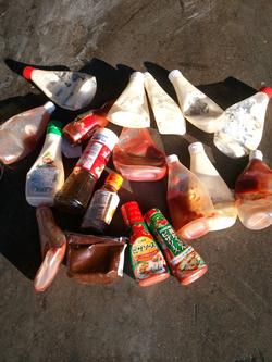 汚れの残ったままのボトル類の写真