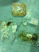 汚れの残ったままのトレー類の写真