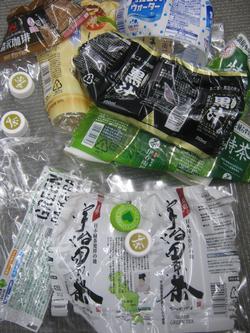 ペットボトルのキャップやラベルの写真