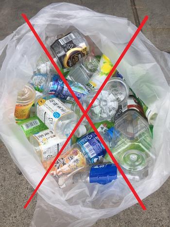 キャップ・ラベルが付いたまま袋に入っているペットボトルの写真