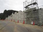 テールアルメ擁壁（工事用道路東側）施工中（平成26年10月7日）の様子