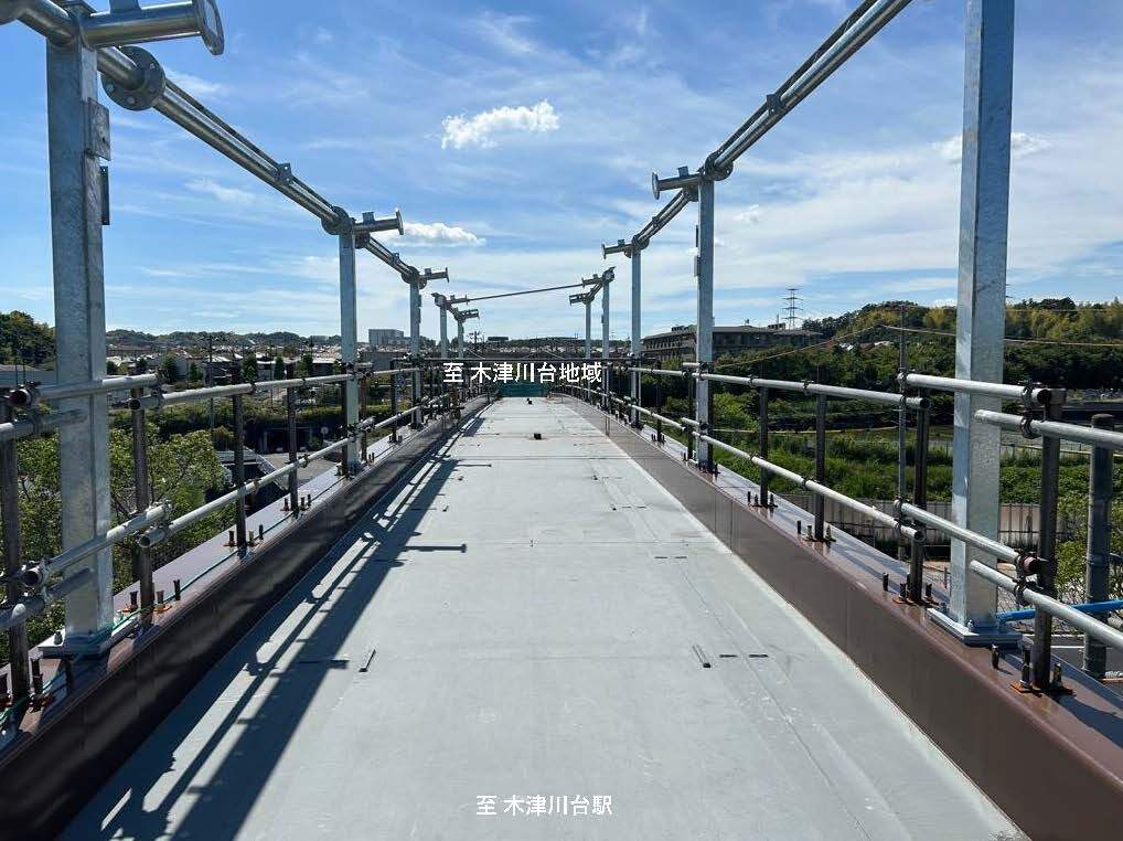 歩道橋の桁架設完成風景の写真