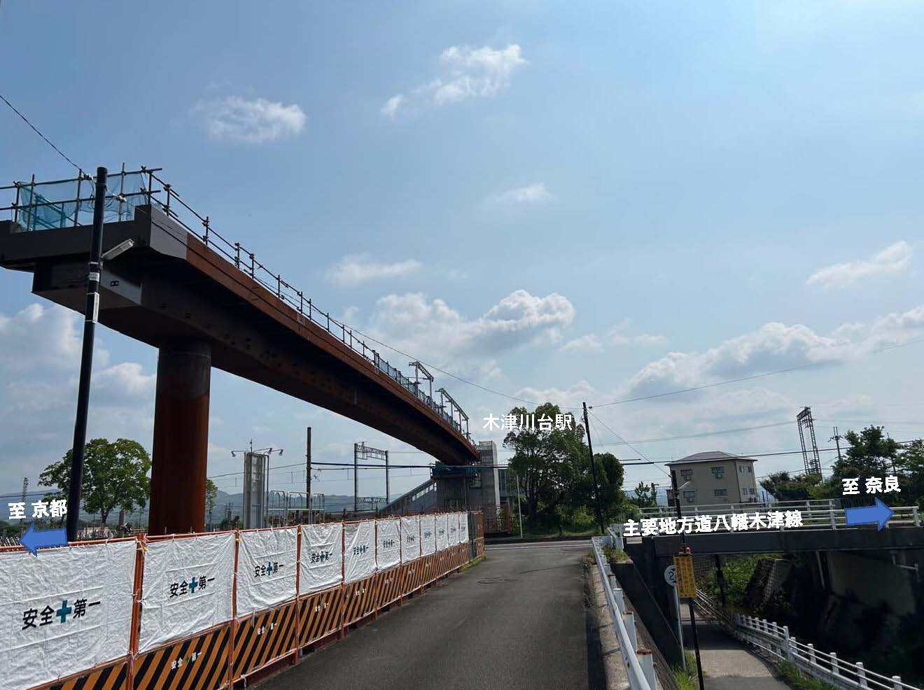 歩道橋の桁架設が立っている風景の写真。