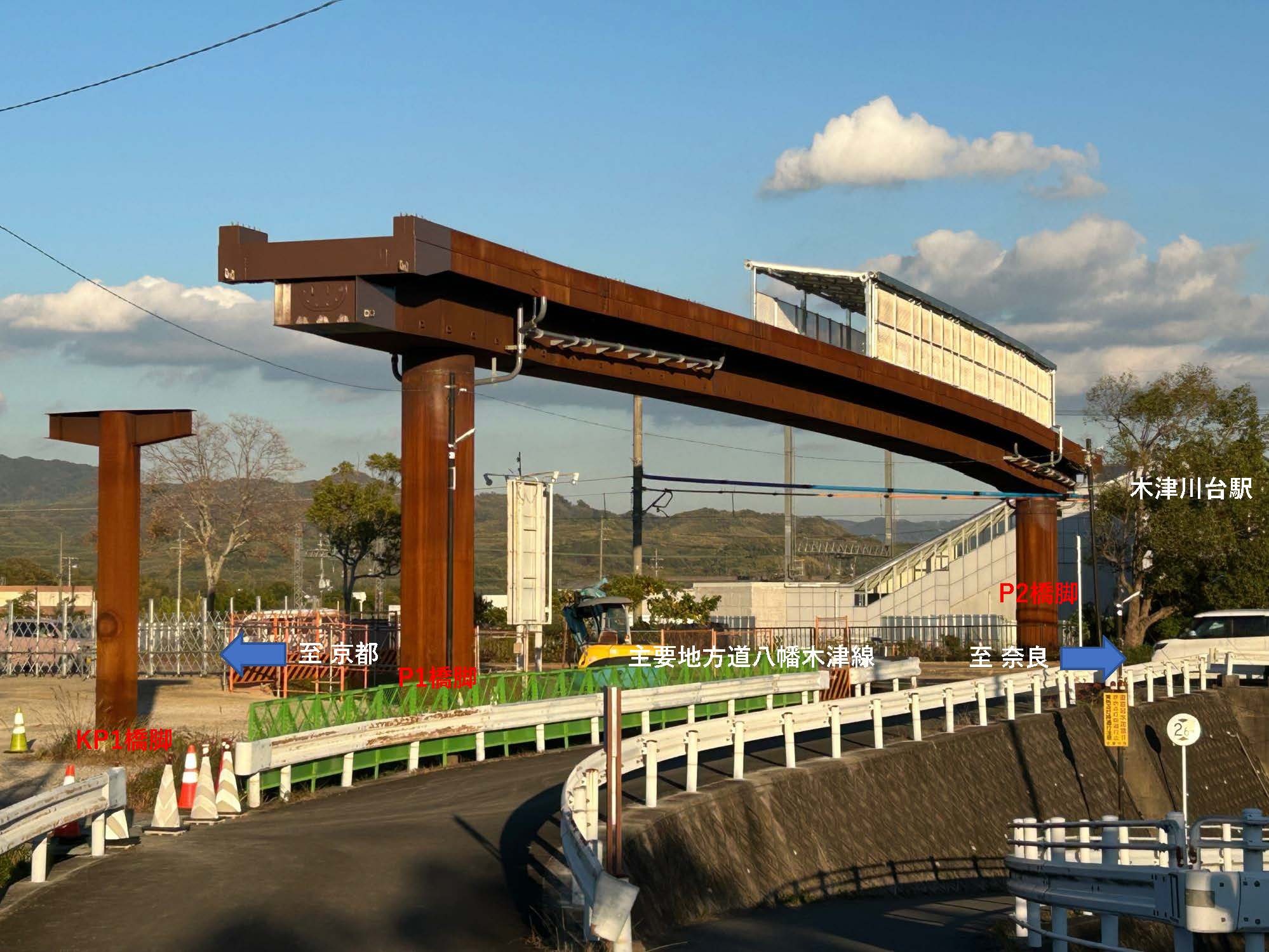 歩道橋の桁架設が立っている風景の写真。