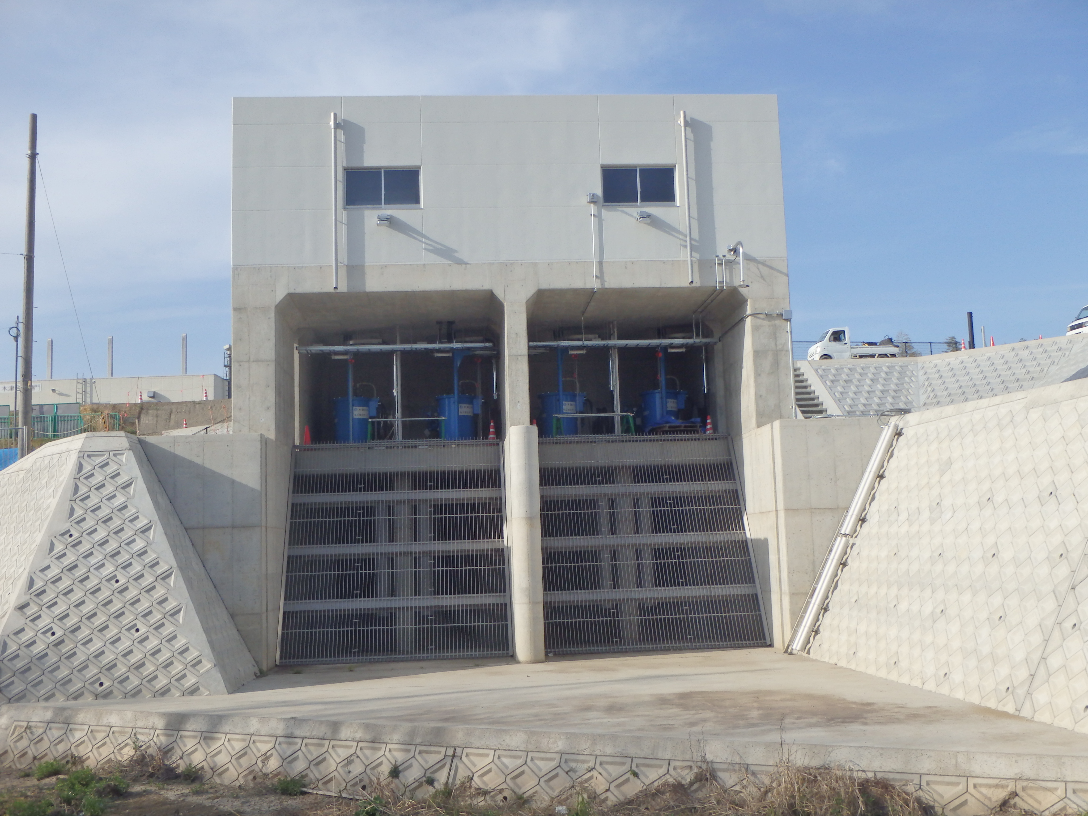 吸水槽の排水ポンプ4台の写真