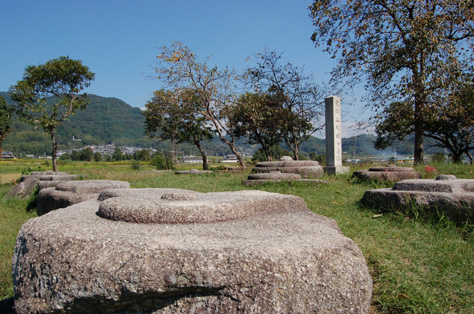 国分寺塔跡の巨大な礎石群の写真
