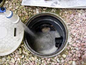 分離桝の中の清掃の様子3