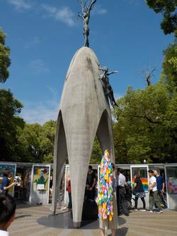 原爆の子の像と平和の折り鶴の写真