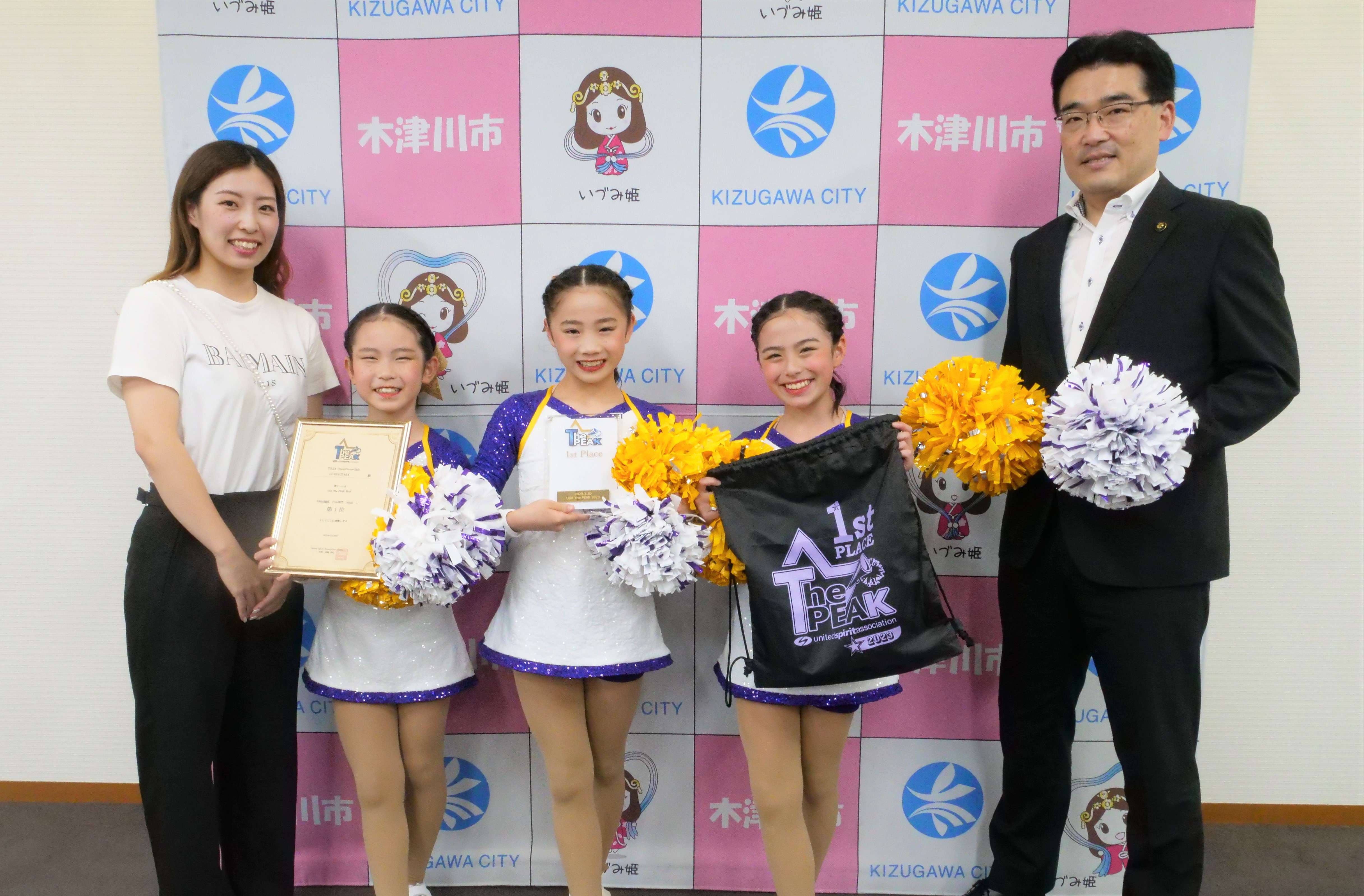 TIARA Cheer Dance Clubの皆さんの表敬訪問の写真