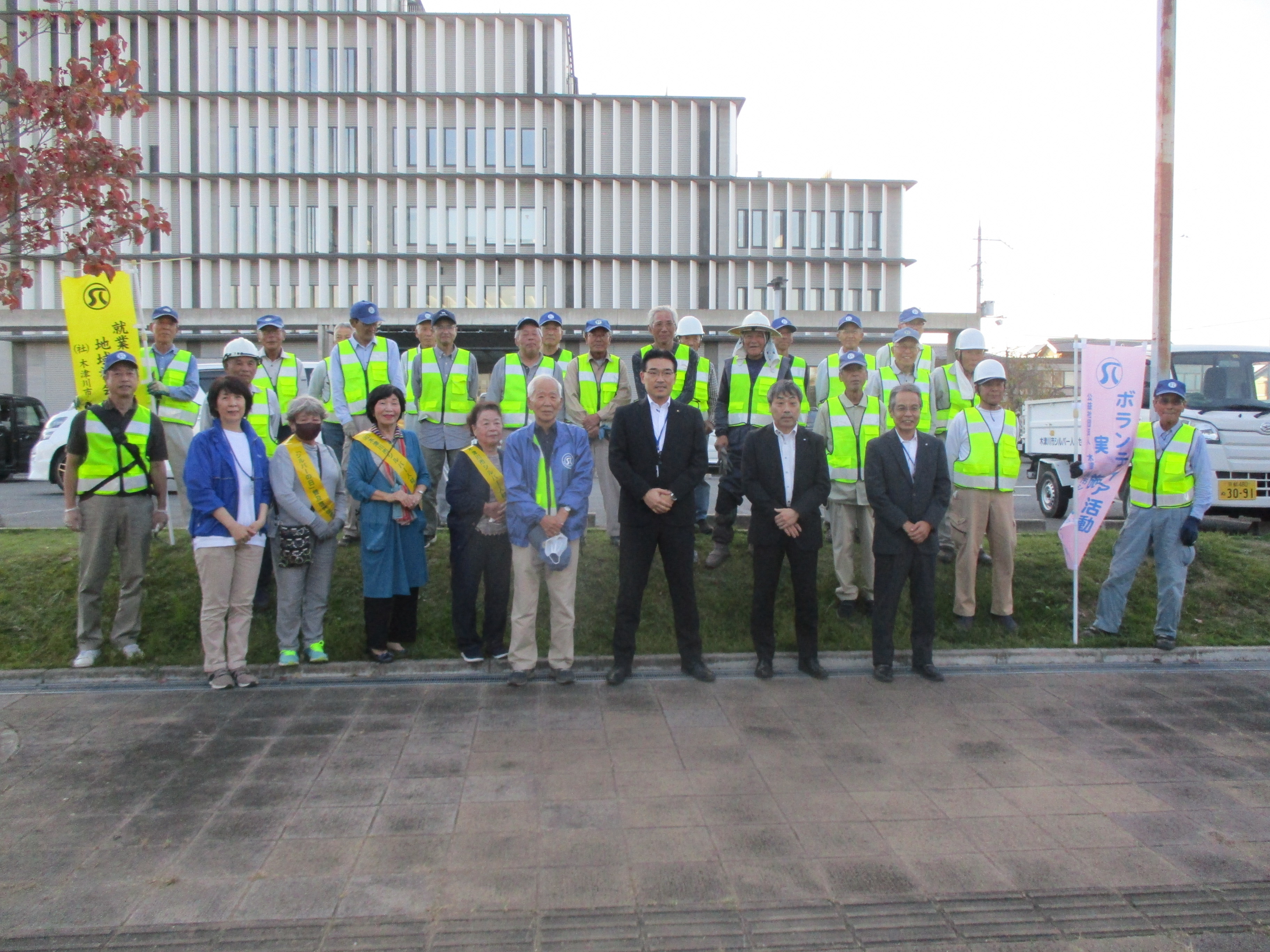 木津川市シルバー人材センターの皆さんとの写真