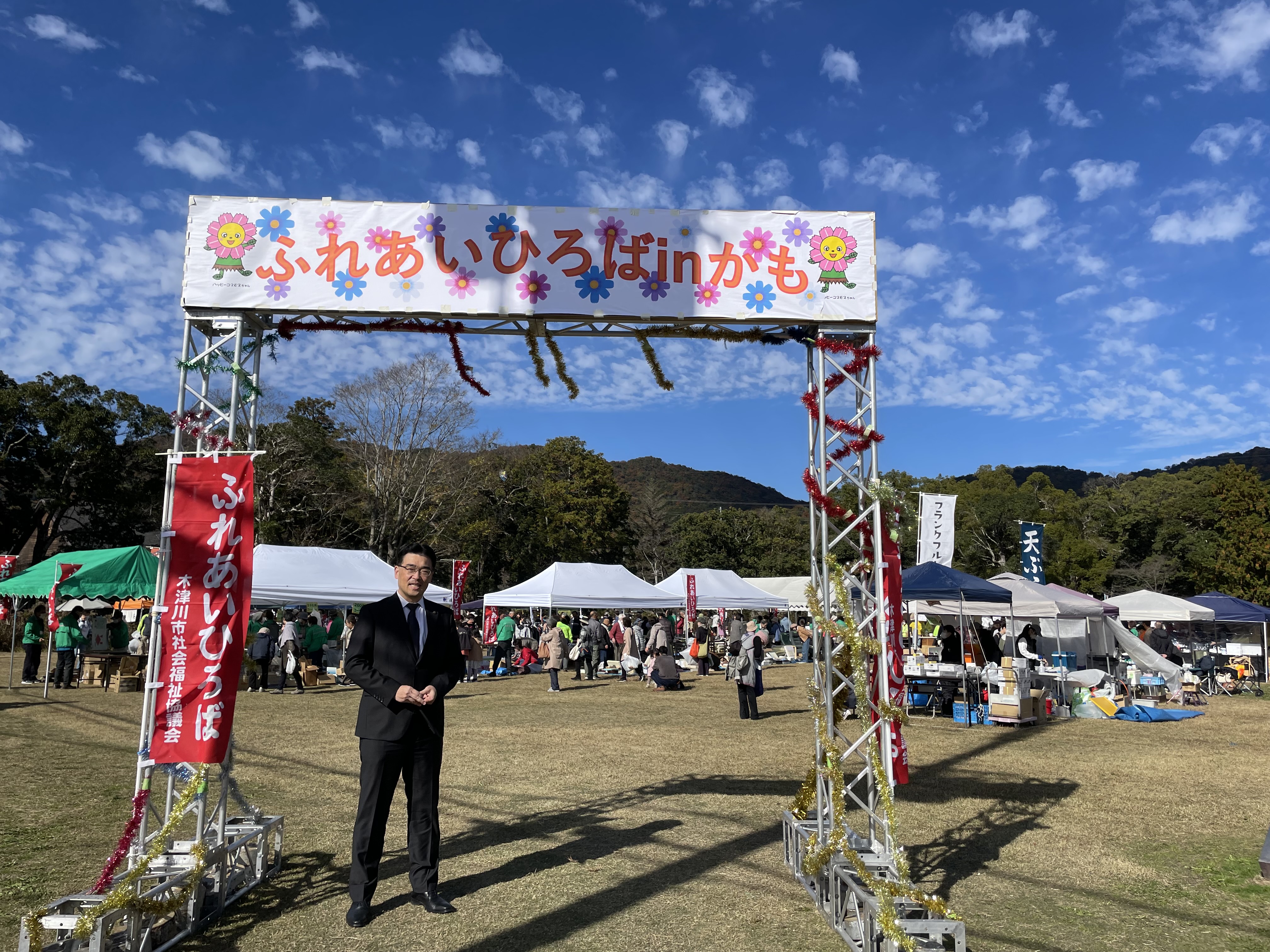 アーチ前に立つ市長の写真