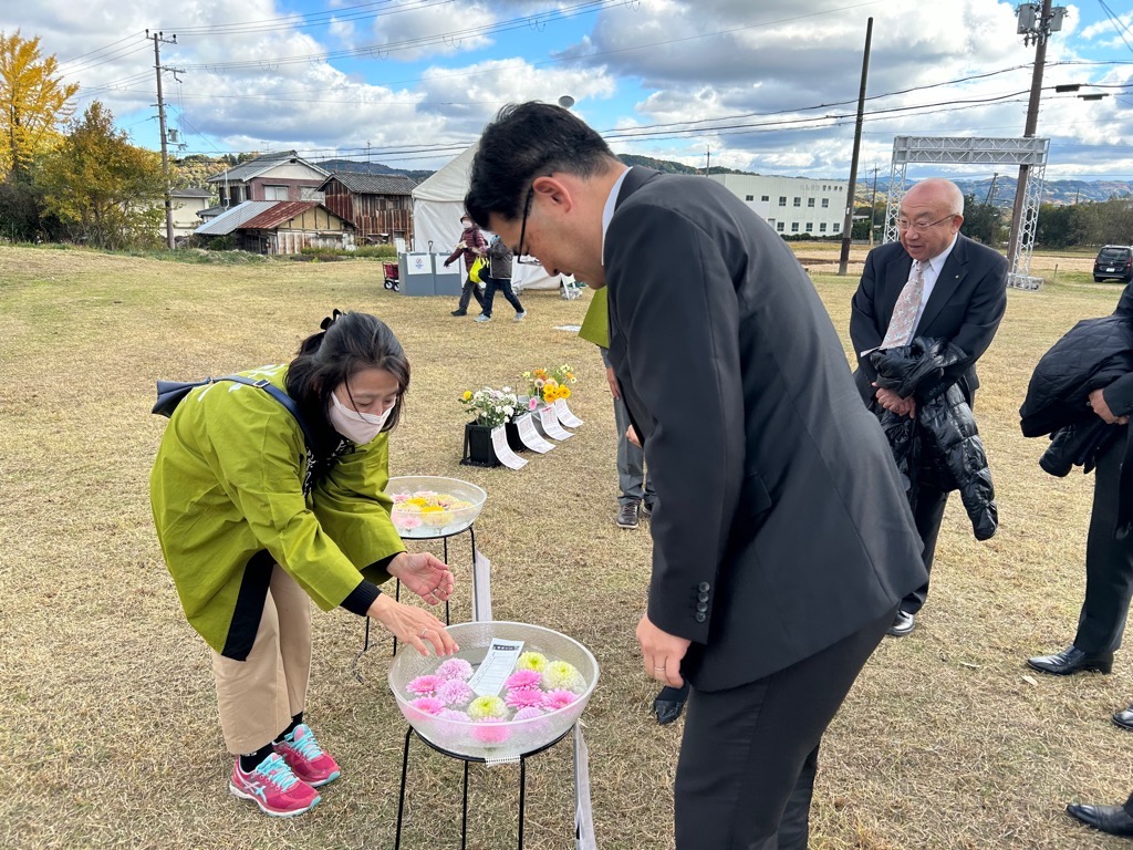 花手水での花みくじの写真