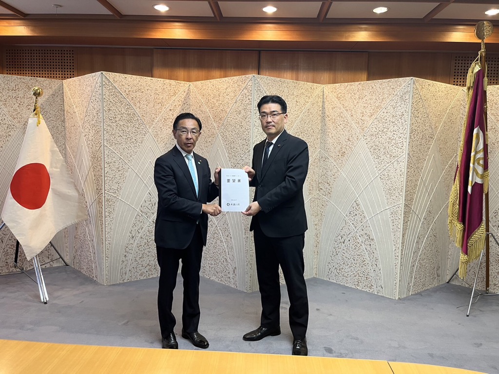 西脇知事へ要望書を提出している市長の写真