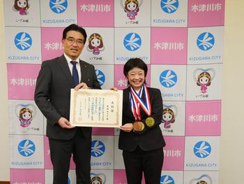 なぎなた　貫井なぎさ選手の功績表彰の写真