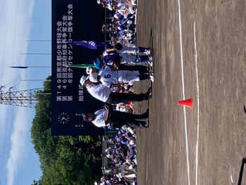 子どもたちに激励する様子