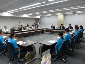 サンタモニカから帰国した中学生の報告会の様子