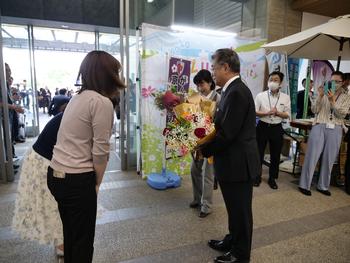 森永教育長に挨拶している様子