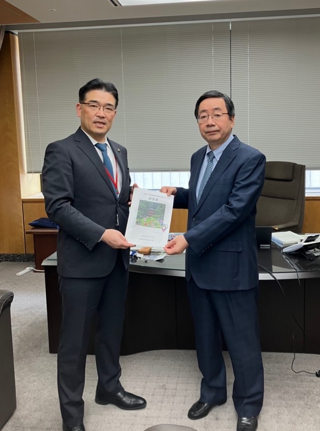 総務省内藤事務次官に令和5年度特別交付税の要望書を提出している写真