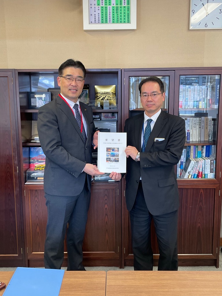 国土交通省鉄道局村田局長にJR片町線の完全複線化の要望書を提出している写真