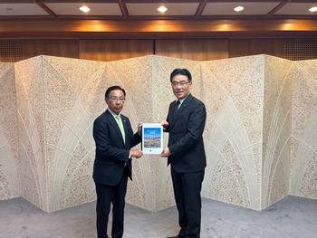 西脇知事へ要望書を提出している市長の写真