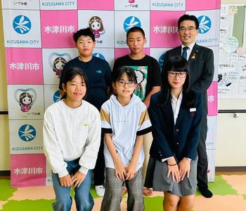 コンテストに参加された小中学生の皆さんとの写真