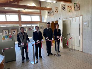 テープカットの様子