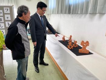 展示作品をみている様子