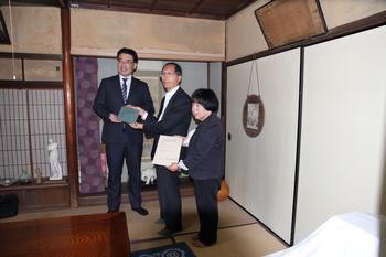 吉岡家住宅でのプレートの交付式の様子